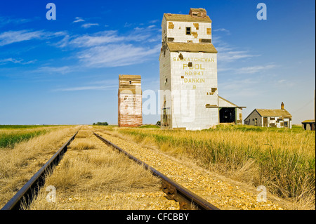 Eisenbahn mit verlassenen Aufzüge im Hintergrund, Dankin, Saskatchewan, Kanada Stockfoto