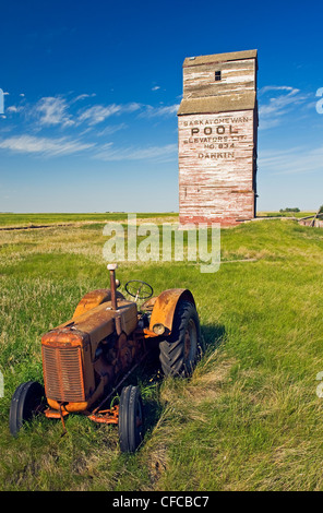 alten Traktor mit verlassenen Aufzug im Hintergrund, Dankin, Saskatchewan, Kanada Stockfoto