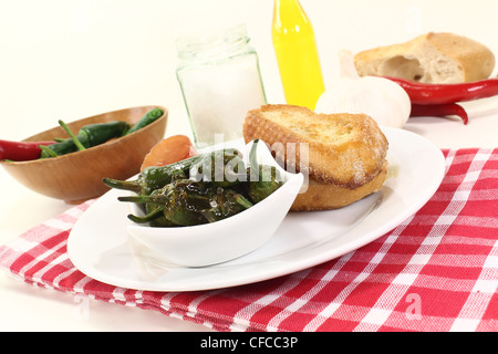 Pimientos mit Flor de Sal, Muttern Schinken und geröstetem baguette Stockfoto