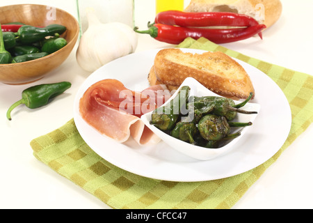 Pimientos mit Salz, Nüssen Schinken und geröstetem baguette Stockfoto