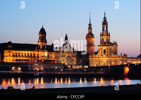 Beleuchtete Stadt Dresden mit Ständehaus, Georgentor Tor, Dresdner Schloss und Kathedrale, Fluss Elbe im Vordergrund, Dresd Stockfoto