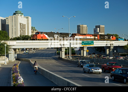 Main Street, Blick nach Norden über die Main Street Bridge mit der Innenstadt im Hintergrund, Winnipeg, Manitoba, Kanada Stockfoto