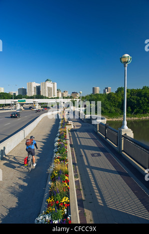 Main Street, Blick nach Norden über die Main Street Bridge mit der Innenstadt im Hintergrund, Winnipeg, Manitoba, Kanada Stockfoto