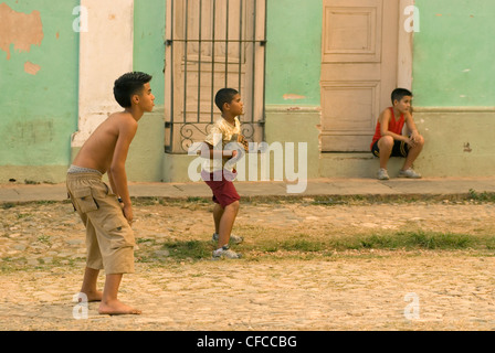 Eine Gruppe von Jungs im Teenageralter ein Spiel des Baseballs in den Straßen von Trinidad Kuba Stockfoto