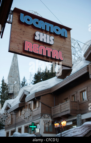 Ski Verleih Ladenschild in Courchevel 1850 ski Resort Trois Vallées Frankreich Stockfoto