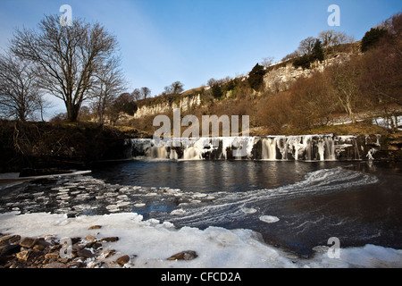 Wain Wath Kraft auf dem Fluß Swale eingefroren im Winter, obere Swlaedale, Yorkshire Dales National Park Stockfoto