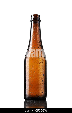 Leere Flasche Bier mit Tropfen isolierten auf weißen Hintergrund. Stockfoto