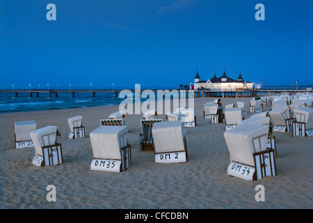 Liegen am Strand und Pier in den Abend, Seebad Ahlbeck, Insel Usedom, Ostsee, Mecklenburg-West Pomerania, Deutschland Stockfoto