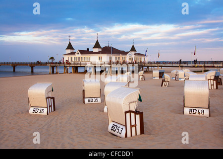 Liegen am Strand und Pier in den Abend, Seebad Ahlbeck, Insel Usedom, Ostsee, Mecklenburg-West Pomerania, Deutschland Stockfoto