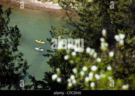 Eine abenteuerliche Ehepaar im Ruhestand Kajak einen großen Fluss in Idaho hinunter. Stockfoto