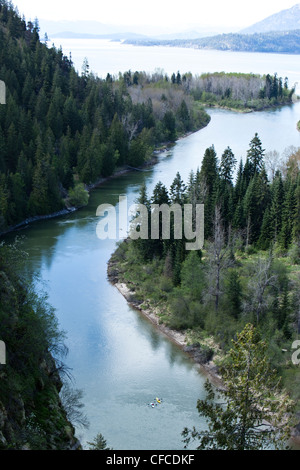 Eine abenteuerliche Ehepaar im Ruhestand Kajak einen großen Fluss in Idaho hinunter. Stockfoto