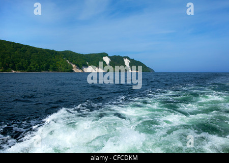 Blick Richtung Koenigstuhl und Kreidefelsen, Schiff Ausflug entlang der Küste, Nationalpark Jasmund, Rügen Insel, Ostsee, Stockfoto