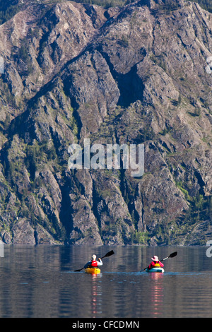 Eine abenteuerliche pensionierte Brautpaar Kajakfahren auf einem großen ruhigen See in Idaho. Stockfoto