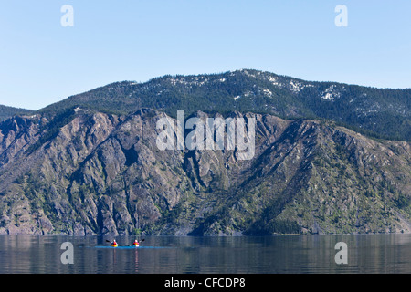 Eine abenteuerliche pensionierte Brautpaar Kajakfahren auf einem großen ruhigen See in Idaho. Stockfoto