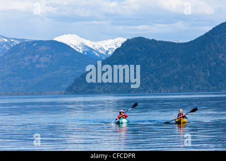 Eine abenteuerliche pensionierte Brautpaar Kajakfahren auf einem großen ruhigen See in Idaho. Stockfoto