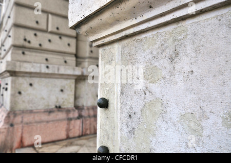 Eine Wand eines Gebäudes, wo man noch die Einschusslöcher des Angriffs in 1956 sehen. Jedes Loch hat eine verstopfte Kugel als seine Zeugen. Budapest, Ungarn Stockfoto