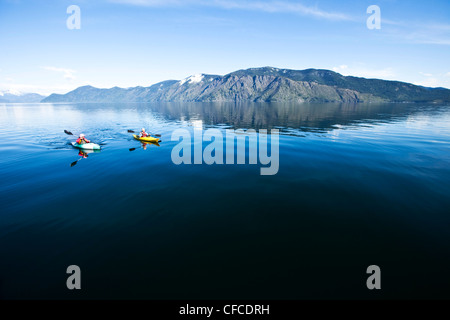 Eine abenteuerliche pensionierte Brautpaar Kajakfahren auf einem großen ruhigen See in Idaho. Stockfoto