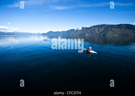 Eine abenteuerliche pensionierte Brautpaar Kajakfahren auf einem großen ruhigen See in Idaho. Stockfoto