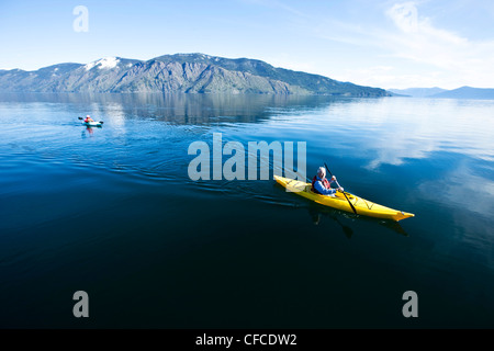 Eine abenteuerliche pensionierte Brautpaar Kajakfahren auf einem großen ruhigen See in Idaho. Stockfoto