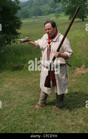 Schauspieler demonstrieren Muskete Gewehr Fort Notwendigkeit nationaler Schlachtfeld Südwesten von Pennsylvania Stockfoto