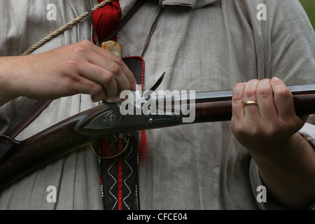 Schauspieler demonstrieren Muskete Gewehr Fort Notwendigkeit nationaler Schlachtfeld Südwesten von Pennsylvania Stockfoto