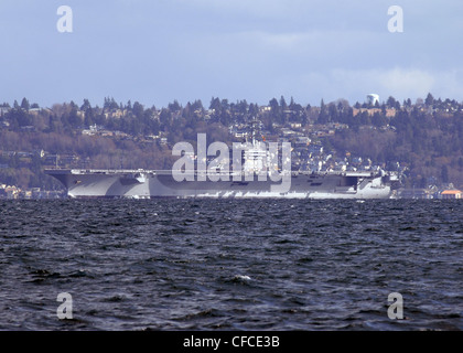 BREMERTON (5. MÄRZ 2012) Nimitz verließ Naval Base Kitsap-Bremerton 5. März, um Meerversuche zu beginnen. Das Schiff ist das erste Mal seit seiner geplanten Incremental Availability im Hafen unterwegs. Das Schiff kam nach Bremerton, Washington, um seine DPIA im Dezember 2010 zu beginnen. Stockfoto