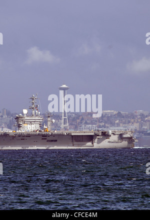 BREMERTON (5. MÄRZ 2012) Nimitz verließ Naval Base Kitsap-Bremerton 5. März, um Meerversuche zu beginnen. Das Schiff ist das erste Mal seit seiner geplanten Incremental Availability im Hafen unterwegs. Das Schiff kam nach Bremerton, Washington, um seine DPIA im Dezember 2010 zu beginnen. Stockfoto