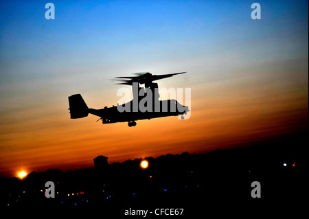 U.S. Air Force CV-22 Osprey startet während Emerald Warrior, Hurlburt Field, Florida, 5. März 2012. Der Hauptzweck von Emerald Warrior ist es, spezielle Einsatzkomponenten in städtischen und unregelmäßigen Kriegshandlungen zu üben, um kämpfende Kommandeure in Theaterkampagnen zu unterstützen. Emerald Warrior nutzt die Lehren aus der Operation Iraqi Freedom, der Operation Enduring Freedom und anderen historischen Lektionen, um den kämpfenden Kommandanten besser ausgebildete und bereitzulegenere Truppen zu bieten. Stockfoto