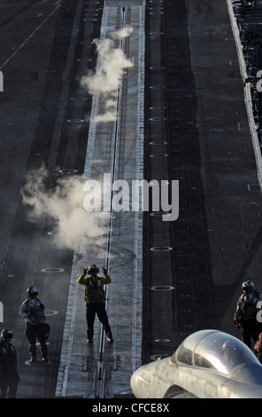ARABIAN SEA (5. März 2012) ein Flugbootsfreund führt eine F/A-18F Super Hornet, die dem Bounty Hunters of Strike Fighter Squadron (VFA) 2 zugewiesen wurde, bevor sie auf dem Flugdeck des Nimitz-Klasse Flugzeugträgers USS Abraham Lincoln (CVN 72) starten. Abraham Lincoln wird in den Zuständigkeitsbereich der 5. US-Flotte eingesetzt, um maritime Sicherheitsoperationen durchzuführen, Sicherheitskooperationen zu betreiben und Unterstützungsmissionen im Rahmen der Operation Enduring Freedom durchzuführen Stockfoto