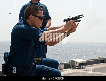 ARABIAN SEA (3. März 2012) Operations Specialist 2. Klasse Andrew Pristyak nimmt an einer 9mm Pistolenrequalifizierung an Bord des Lenkraketen-Kreuzer USS Cape St. George (CG 71) Teil. Cape St. George wird als Teil der Abraham Lincoln Carrier Strike Group in das US-amerikanische 5. Flottengebiet eingesetzt, das maritime Sicherheitsoperationen, Sicherheitskooperationen und Unterstützungsmissionen im Rahmen der Operation Enduring Freedom durchführt. Stockfoto