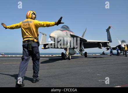 ARABIAN SEA (5. März 2012) Aviation Boatswain's Mate (Handling) 2nd Class Derrick Williams leitet eine F/A-18E Super Hornet, die dem Kestrels of Strike Fighter Squadron (VFA) 137 an Bord des Nimitz-Klasse Flugzeugträgers USS Abraham Lincoln (CVN 72) zugewiesen wurde. Abraham Lincoln wird in den Zuständigkeitsbereich der 5. US-Flotte eingesetzt, um maritime Sicherheitsoperationen durchzuführen, Sicherheitskooperationen zu betreiben und Unterstützungsmissionen im Rahmen der Operation Enduring Freedom durchzuführen. Stockfoto