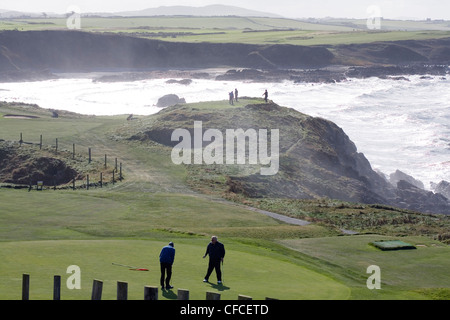 Golfer Abschlag Off auf Nefyn Golfplatz auf einem stürmischen stürmischen Tag Nefyn Lleyn Halbinsel Gwynedd Wales Stockfoto