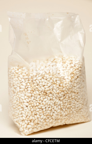 Zellophan Beutel voller Vollkorn gepufft Reis Stockfoto