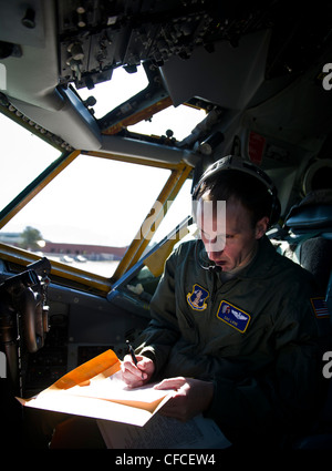 Co-pilot Zachery Liebe, 191St Air Refuelling Squadron, bereitet sich für take-off in einem KC-135 Stratotanker R an der Pennsylvania National Guard Base März 5, 2012. Stockfoto