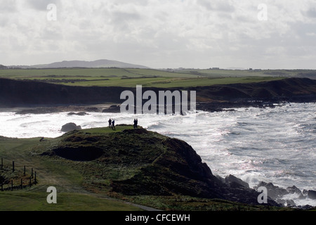 Golfer Abschlag Off auf Nefyn Golfplatz auf einem stürmischen stürmischen Tag Nefyn Lleyn Halbinsel Gwynedd Wales Stockfoto