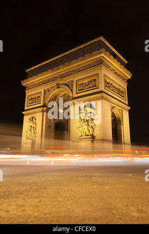 Arc de Triomphe - Triumphbogen bei Nacht in Paris, Frankreich Stockfoto