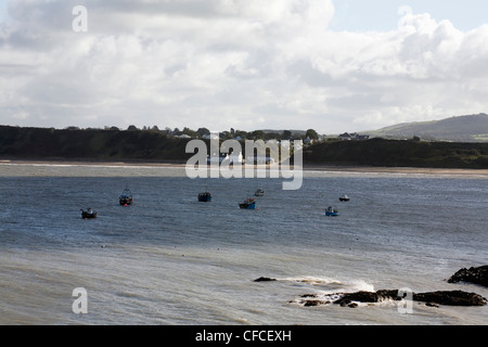 Angelboote/Fischerboote ankern in der Bucht Porth Dinllaen Nefyn Lleyn Halbinsel Gwynedd Wales Stockfoto