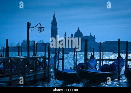 Gondeln festgemacht durch den Markusplatz mit San Giorgio di Maggiore Kirche im Hintergrund - Venedig, Venezia, Italien, Europa Stockfoto