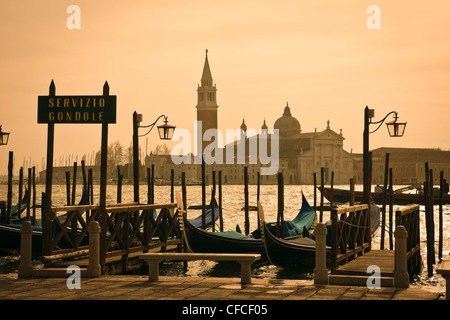 Gondeln festgemacht durch den Markusplatz mit San Giorgio di Maggiore Kirche im Hintergrund - Venedig, Venezia, Italien, Europa Stockfoto