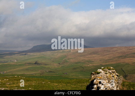 Cloud-streaming über den Gipfel des Pen-y-Gent Ribblesdale North Yorkshire England Stockfoto