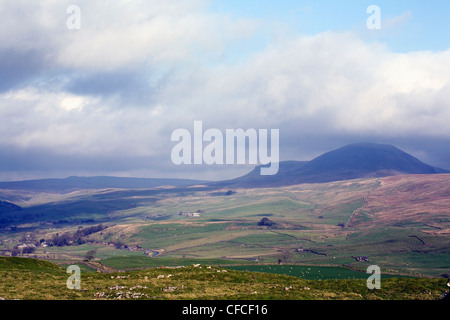 Cloud-streaming über den Gipfel des Pen-y-Gent Ribblesdale North Yorkshire England Stockfoto