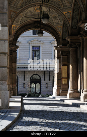 Seitenansicht des Eingangs zum Opera House auf der Andrassy Avenue, Budapest, Ungarn, Europa Stockfoto