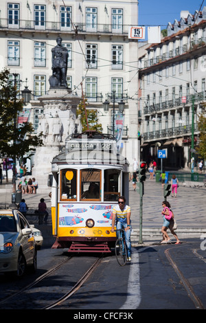 Tram 28 im Herzen des historischen Zentrum von Lissabon, Chiado. Stockfoto