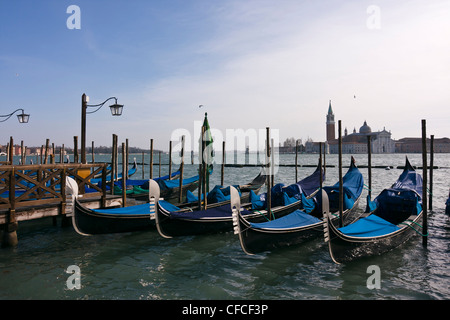 Gondeln festgemacht vom San Marco Platz mit San Giorgio di Maggiore Kirche im Hintergrund - Venedig, Venezia, Italien, Europa Stockfoto