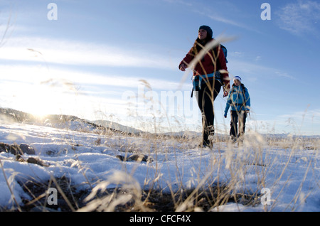 Zwei Frauen, Wandern in der Sierra Foothills außerhalb von Lake Tahoe, Kalifornien. Stockfoto