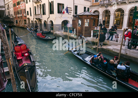 Touristen, die für eine geführte Tour auf dem Kanal an San Moise Gondel verlassen stoppen - Venedig, Venezia, Italien, Europa Stockfoto