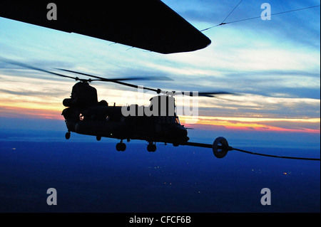 Ein US Army CH-47 Chinook Hubschrauber erhält während Emerald Warrior, Duke Field, Florida, 6. März 2012 eine Luftbetankung von einem MC-130E Flugzeug. Der Hauptzweck von Emerald Warrior ist es, spezielle Einsatzkomponenten in städtischen und unregelmäßigen Kriegshandlungen zu üben, um kämpfende Kommandeure in Theaterkampagnen zu unterstützen. Emerald Warrior nutzt die Lehren aus der Operation Iraqi Freedom, der Operation Enduring Freedom und anderen historischen Lektionen, um den kämpfenden Kommandanten besser ausgebildete und bereitzulegenere Truppen zu bieten. Stockfoto