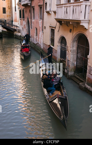 Touristen genießen eine Gondel fahren am Rio San Luca Canal - Venedig, Venezia, Italien, Europa Stockfoto