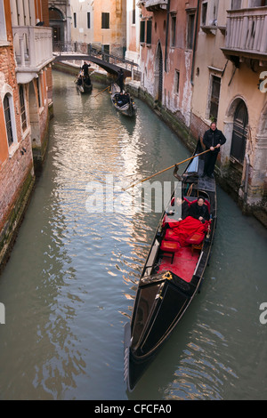 Touristen genießen eine Gondel fahren am Rio San Luca Canal - Venedig, Venezia, Italien, Europa Stockfoto