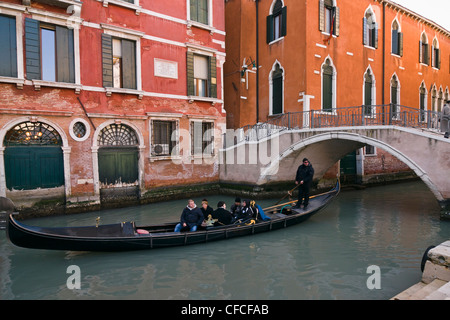 Touristen genießen eine Gondel fahren am Rio San Luca Canal - Venedig, Venezia, Italien, Europa Stockfoto